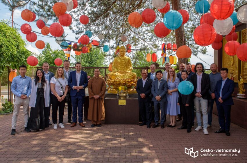  Ministr životního prostředí navštívil OC SAPA: Petr Hladík diskutoval o odpadovém hospodářství se zástupci vietnamské komunity