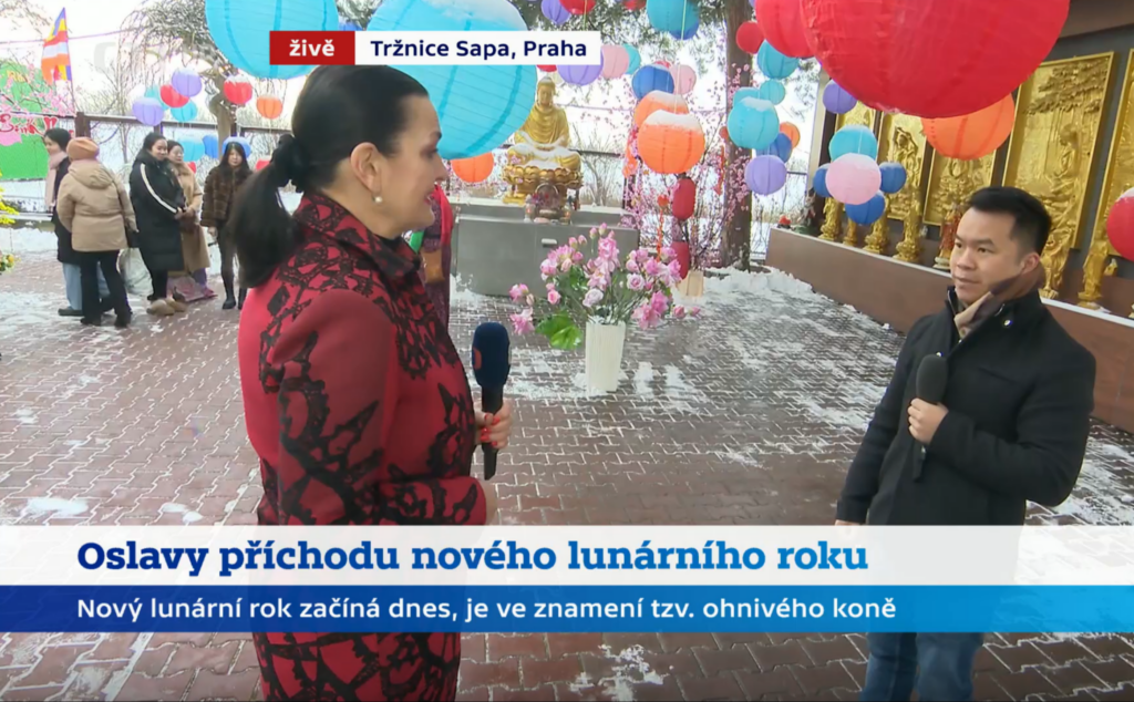 Vysílání ČT24 ze SAPY 17. února 2026, reportérka před pagodou hovoří s Nguyen Manh Tungem o lunárním novém roce Tết
